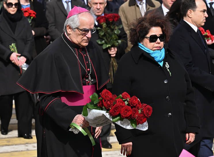 Папский нунций (посол Ватикана) в России Джованни Д&#39;Аниелло (слева) 