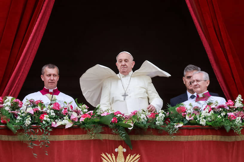 Папа римский Франциск (в центре)