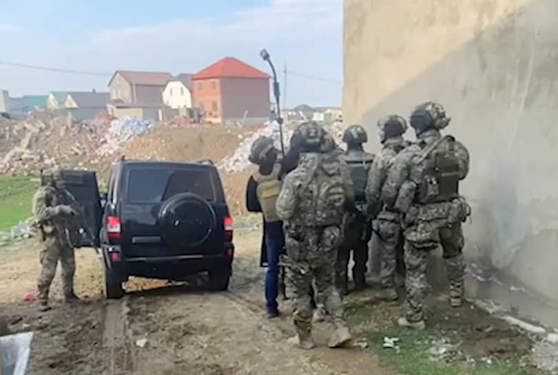 Сотрудники ФСБ во время спецоперации по задержанию иностранных граждан, являющихся членами террористической ячейки