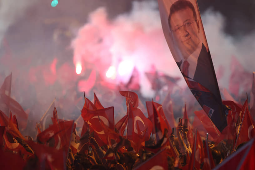 Сторонники мэра Стамбула празднуют победу оппозиционной Республиканской народной партии 31 марта