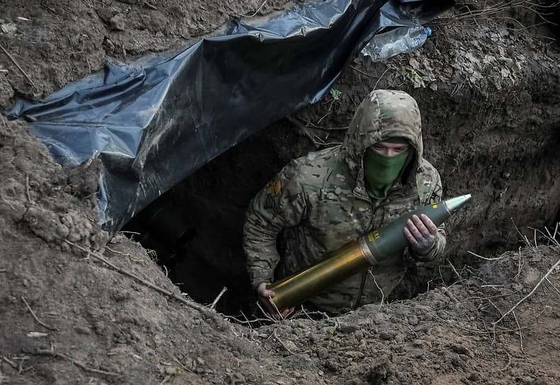 Украинский военный со снарядом в руках