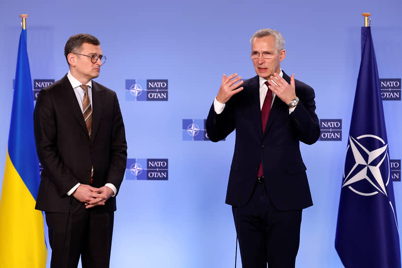 Глава МИД Украины Дмитрий Кулеба (слева) и генсек НАТО Йенс Столтенберг