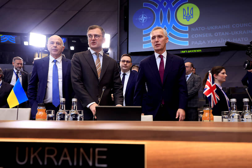 Генсек НАТО Йенс Столтенберг (справа) и глава МИД Украины Дмитрий Кулеба (в центре)