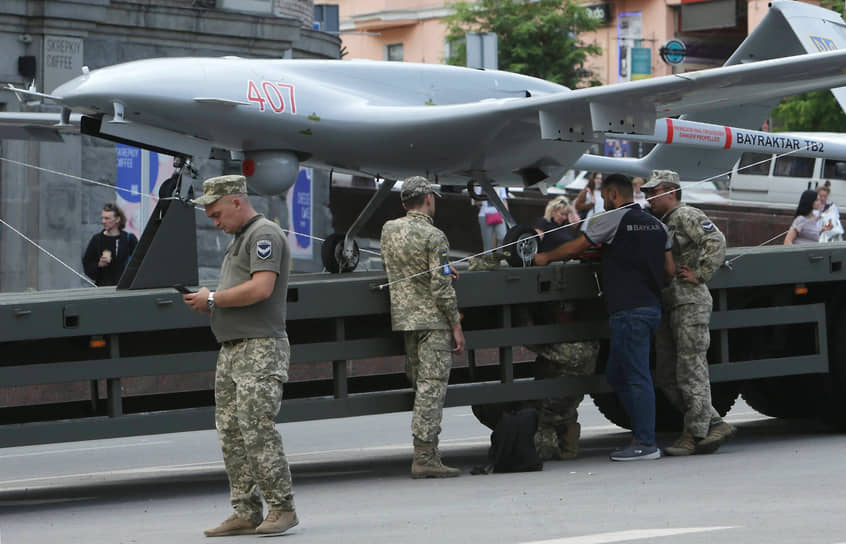 Беспилотник Bayraktar TB-2 и военнослужащие Украины