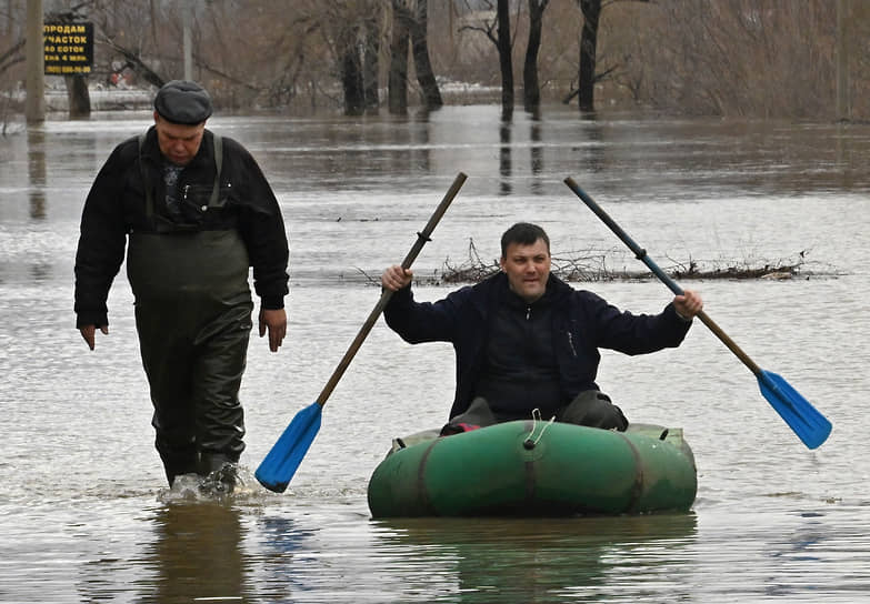 Местные жители во время эвакуации из зоны затопления в Орске