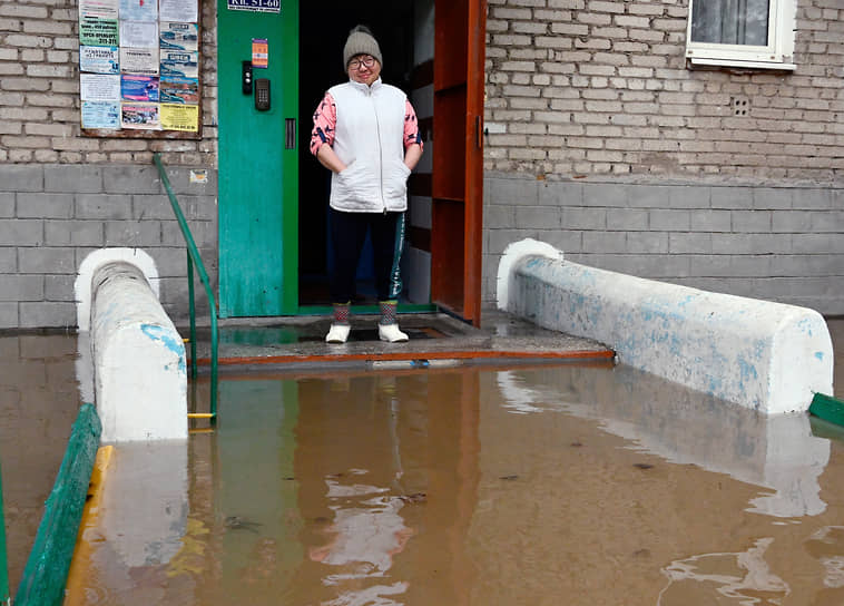 Местная жительница у подъезда многоквартирного жилого дома в зоне затопления
