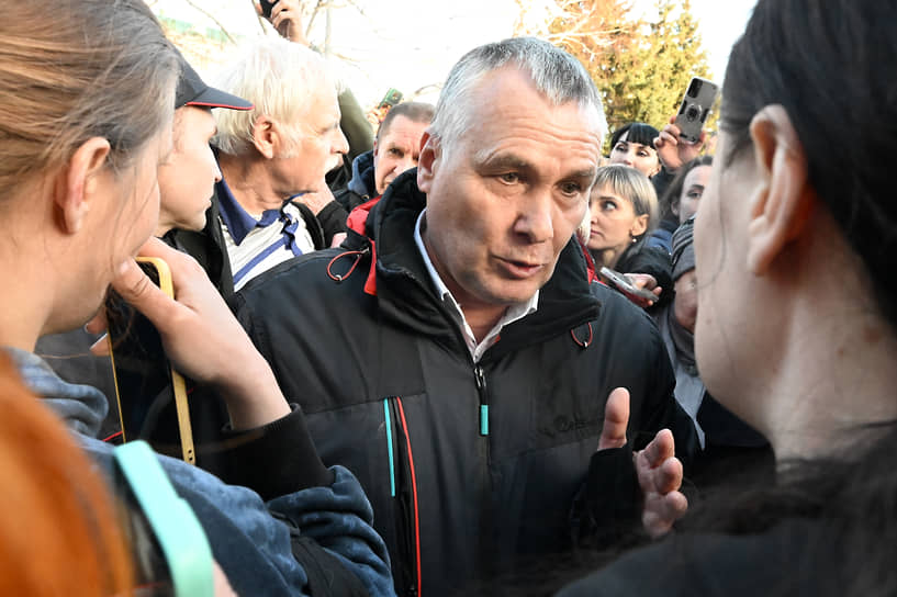 Глава города Орска Василий Козупица во время встречи с жителями