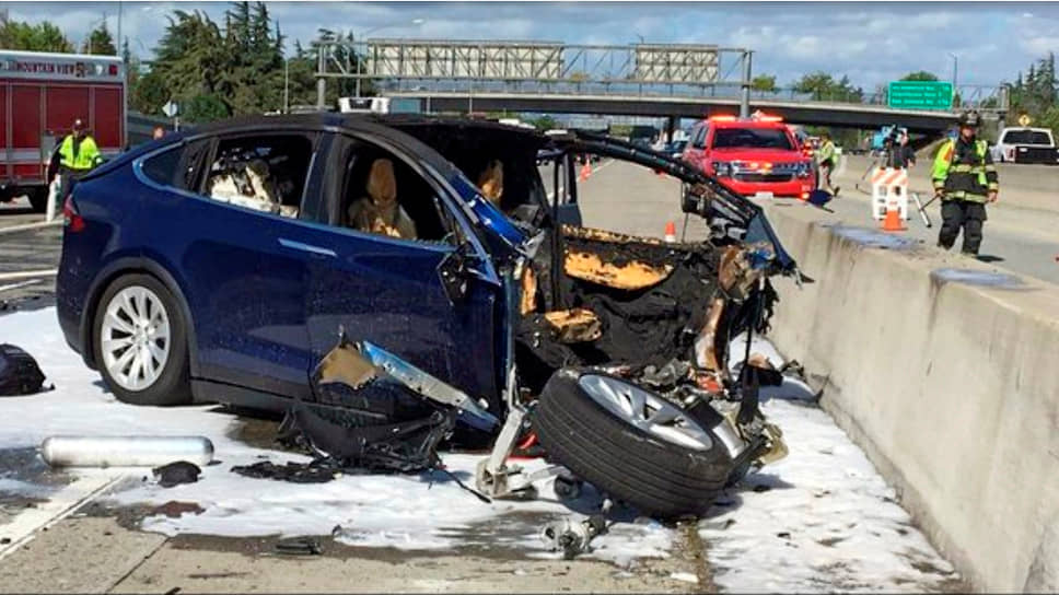 Автомобиль Tesla, за рулем которого находился Уолтер Хуанг, на месте происшествия на шоссе номер 101 (Маунтин-Вью, Калифорния, 23 марта 2018 года)