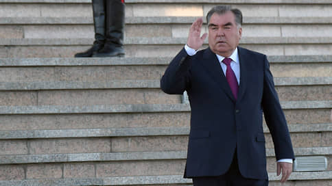 Президент Таджикистана призвал молодежь «не пятнать честь таджиков»