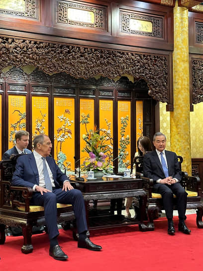 Глава МИД РФ Сергей Лавров (слева) во время встречи с главой МИД КНР Ван И