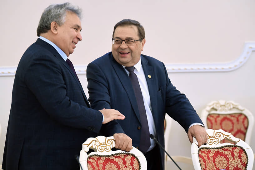 Директор Института международных отношений КФУ Рамиль Хайрутдинов (слева)