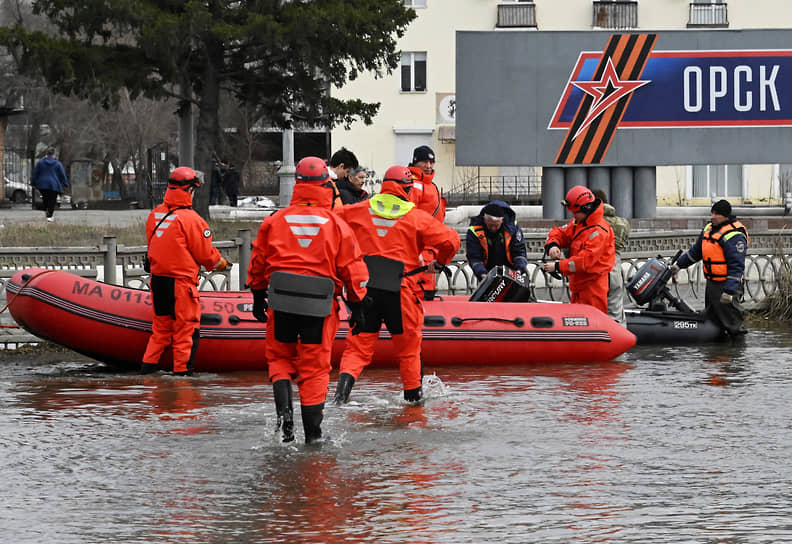 Сотрудники МЧС эвакуируют местных жителей из зоны затопления в Орске