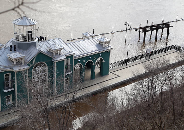 Подтопленный пешеходный мост через реку Урал