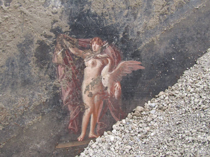 На фреске изображены спартанская царица Леда и верховный бог Зевс в образе лебедя, их союз приведет к рождению Елены Троянской