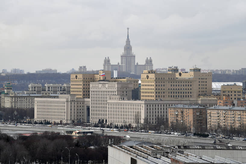 Вид на здание Министерства обороны России на Фрунзенской набережной