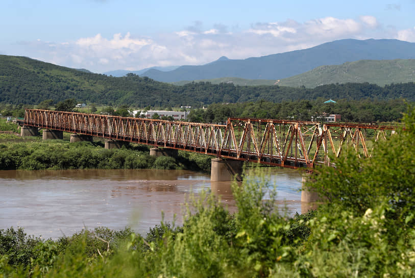 Железнодорожный мост на границе трех государств: России, Китая и Северной Кореи