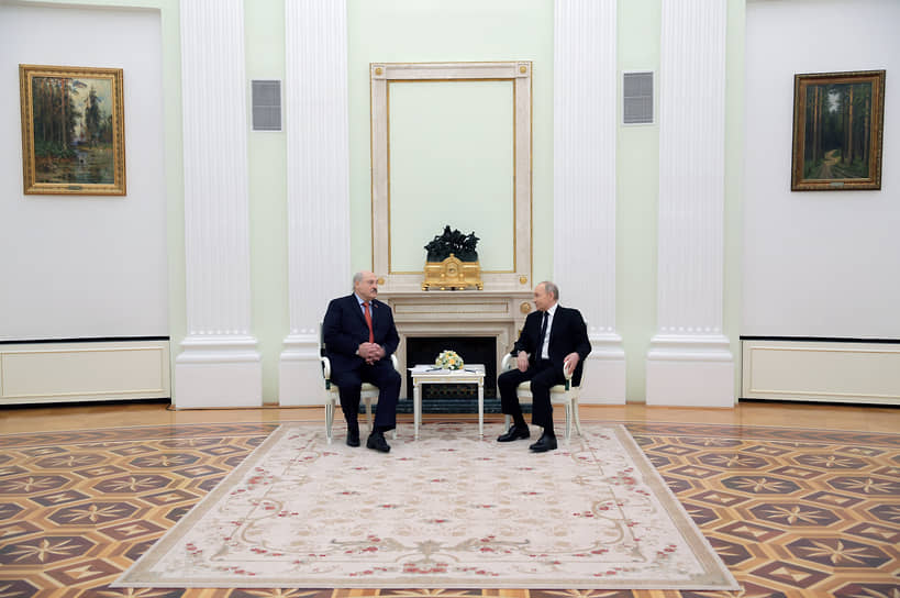 Встреча Александра Лукашенко (слева) и Владимира Путина в Кремле