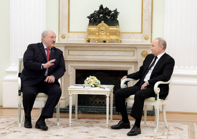 Александр Лукашенко (слева) и Владимир Путин во время встречи в Кремле