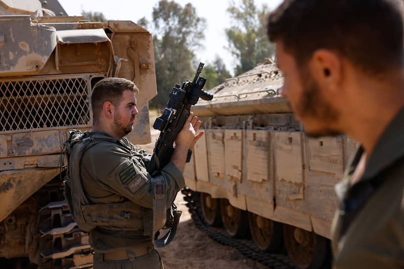 Израильские солдаты возле военной техники около границы Израиля и Газы