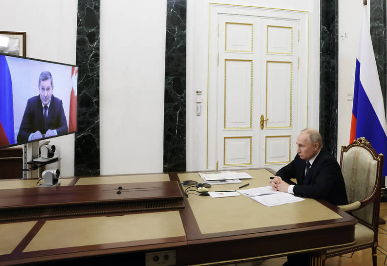 Президент России Владимир Путин во время встречи с губернатором Волгоградской области Андреем Бочаровым в режиме видеоконференции