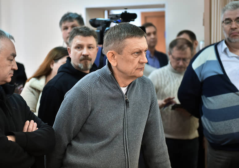 Александр Караськов (в центре) после окончания заседания суда