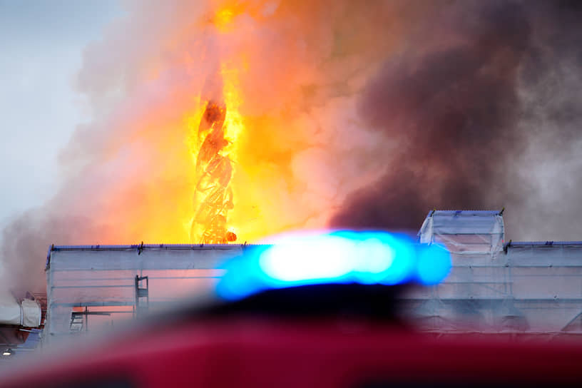 Кадры пожара на фондовой бирже 17 века в центре Копенгагена — Борсен