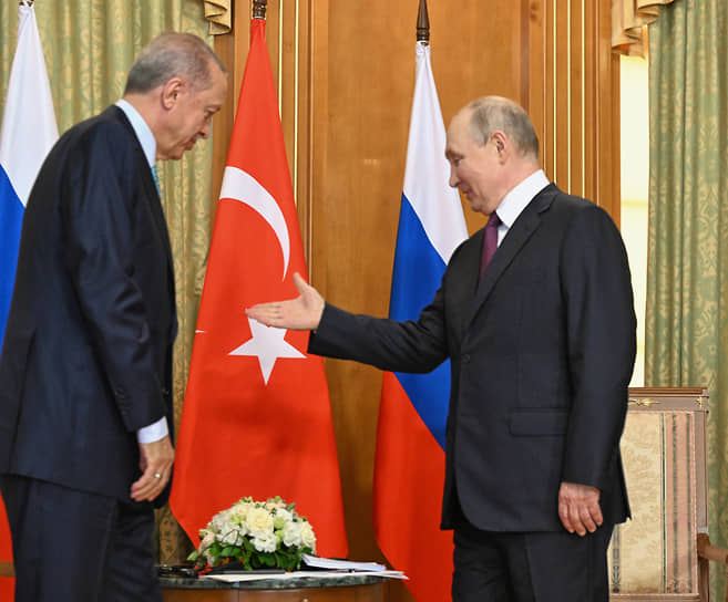 Реджеп Тайип Эрдоган (слева) и Владимир Путин во время встречи в Сочи в сентябре 2023 года