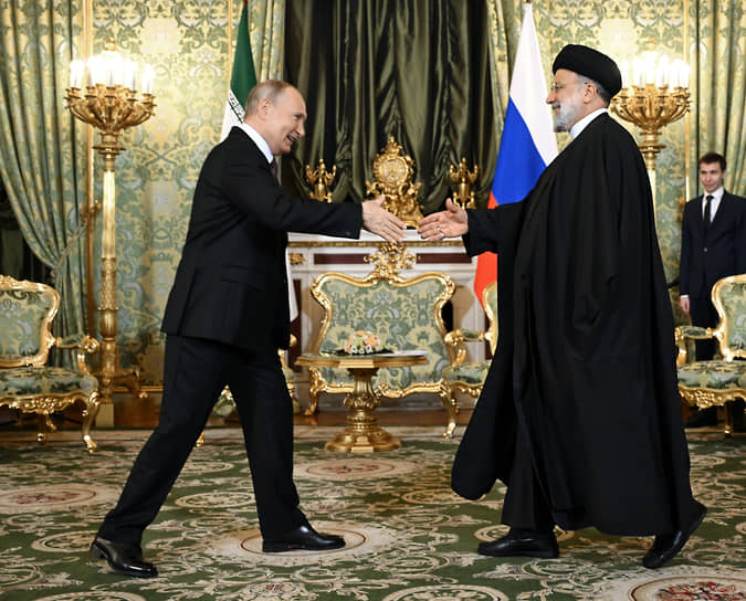Владимир Путин (слева) и Эбрахим Раиси во время встречи в декабре 2023 года