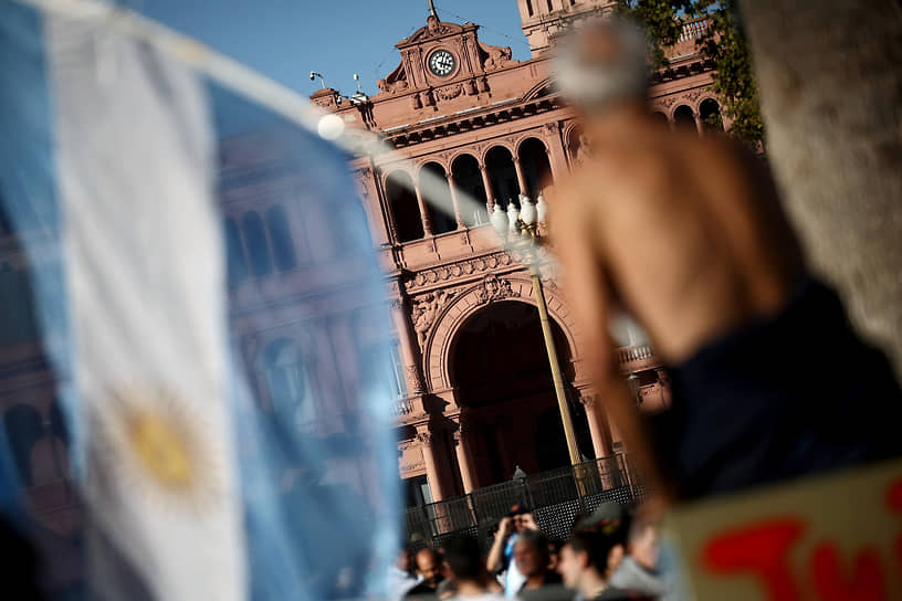 В митингах по всей стране приняло участие более миллиона человек. В Буэнос-Айресе протестовать вышли 800 тыс.