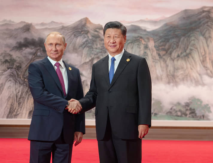 Владимир Путин (слева) и Си Цзиньпин в 2018 году 