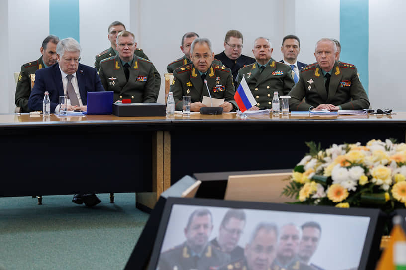 Сергей Шойгу (в центре) на совещании министров обороны стран-участниц ШОС