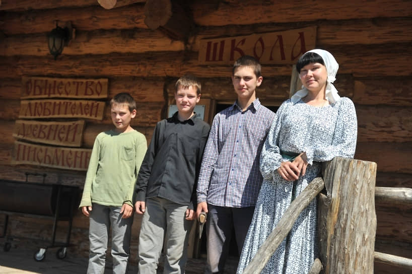 Алена Стерлигова с сыновьями Михеем, Пантелеймоном и Сергием (слева направо) в 2015 году