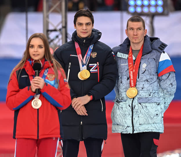 Слева направо: гимнастка Дина Аверина, пловец Евгений Рылов и лыжник Александр Большунов во время концерта-митинга в Лужниках в марте 2022 года