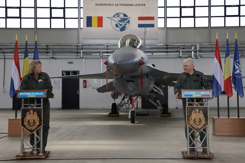 Министр обороны Нидерландов Кайса Оллонгрен и министр обороны Румынии Анджел Тылвар на фоне истребителя  F-16