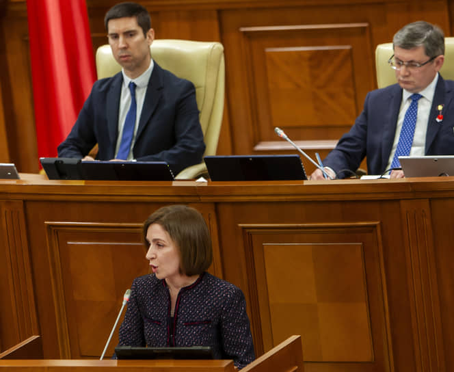 Слева направо: вице-спикер парламента Молдавии Михаил Попшой, президент Молдавии Майя Санду и председатель парламента Молдавии Игорь Гросу
