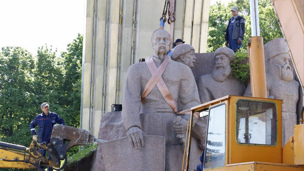 В Киеве демонтируют композицию в честь Переяславской рады