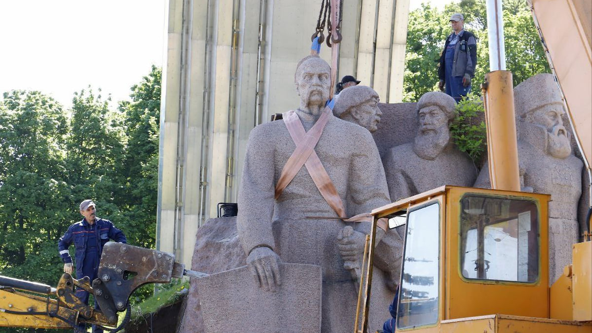 В Киеве демонтируют композицию в честь Переяславской рады – Коммерсантъ