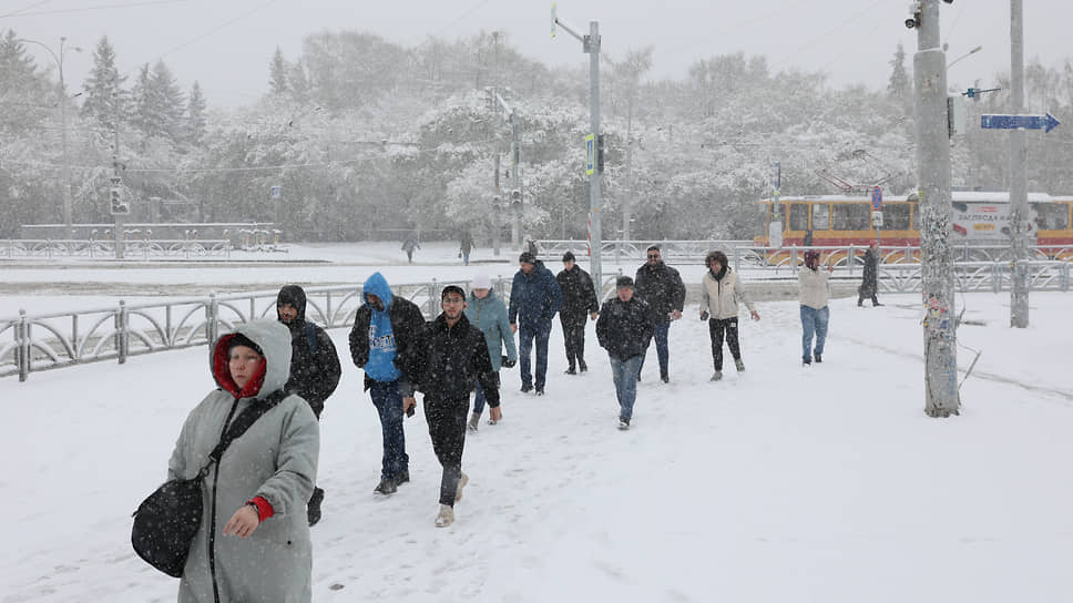 Свердловскую область накрыл снегопад