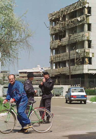 Сербская полиция возле посольства Китая в Белграде после атаки авиации НАТО 8 мая 1999 года