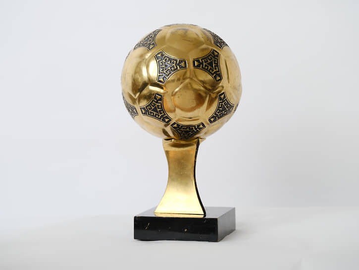 «Золотой мяч», принадлежавший Диего Марадоне