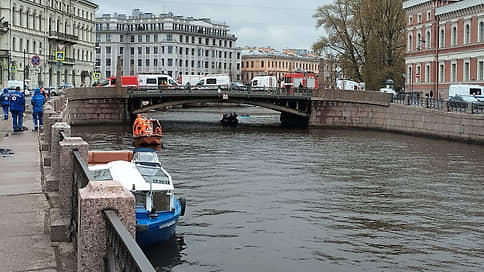 В Петербурге три человека погибли и шесть госпитализированы после падения автобуса в Мойку