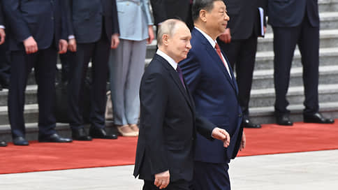 Путин поблагодарил Си за инициативы по урегулированию украинского конфликта // Си: Россия и Китай считают верным путем политическое урегулирование на Украине