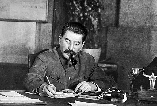 Сталин работает с документами. И к работе, и к документам до сих пор сохраняется интерес