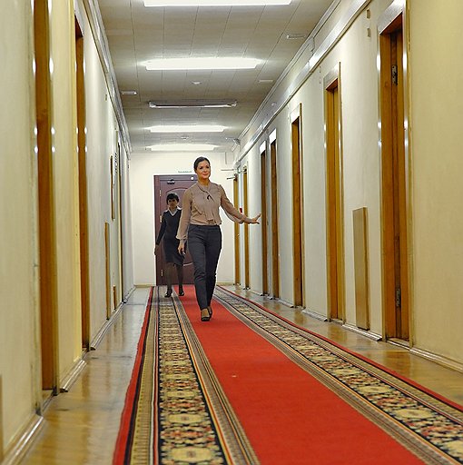 Заместитель председателя правительства Кировской области Мария Гайдар (на переднем плане): «Ужасно боюсь стать таким чиновником, который приезжает в район, проводит формальное совещание, а потом идет к накрытому столу»