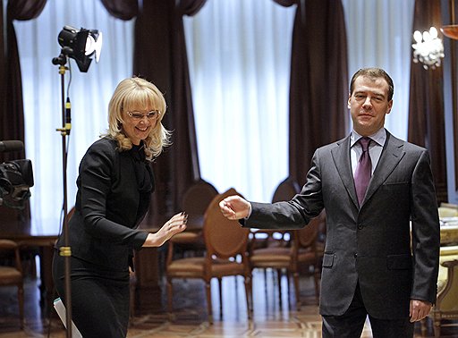 Говорят, что глава Минздравсоцразвития пользуется особым расположением первых лиц государства — президента Дмитрия Медведева и премьера Владимира Путина, что и помогает ей пробивать социальные реформы