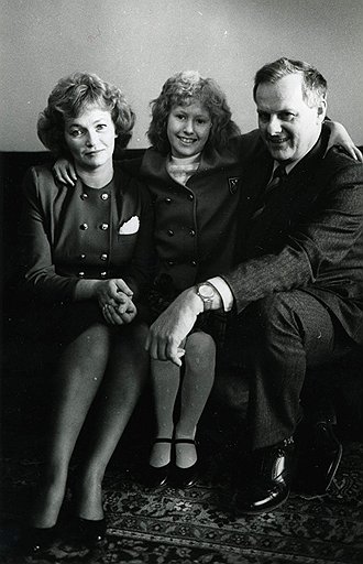 1991 год. Анатолий Собчак с семьей — дочерью Ксенией и женой Людмилой Нарусовой