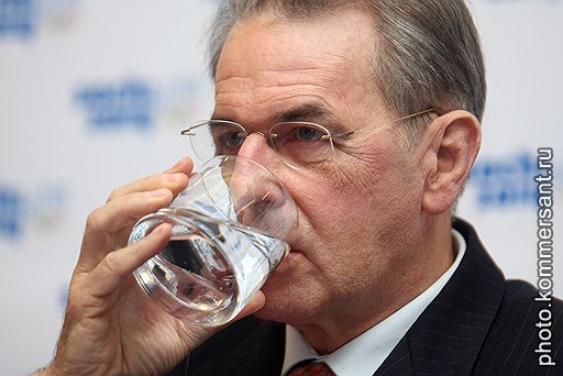 Глава Международного олимпийского комитета Жак Рогге советует спортсменам тщательно думать над тем, что они пьют