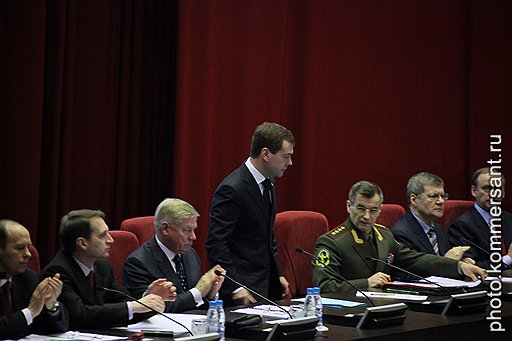 Выступление президента Дмитрия Медведева (в центре) президиуму расширенного совещания коллегии МВД понравилось