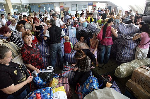 Редкая минута отдыха на вокзале между двумя странами: русские торговцы и «помогайки» возвращаются из Китая домой
