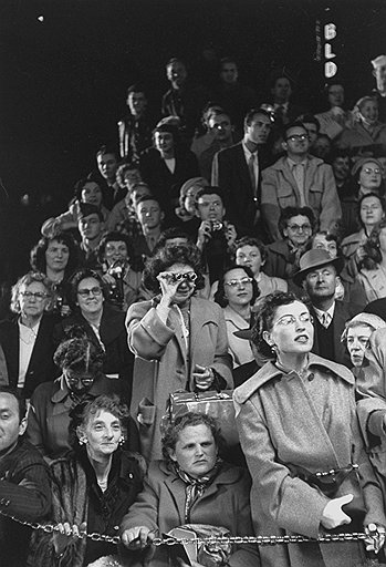В 1950-е годы за селебрити, прибывающими на церемонию «Оскара», охотились в основном взглядами: это была еще эпоха искреннего и совершенно бесплатного интереса публики